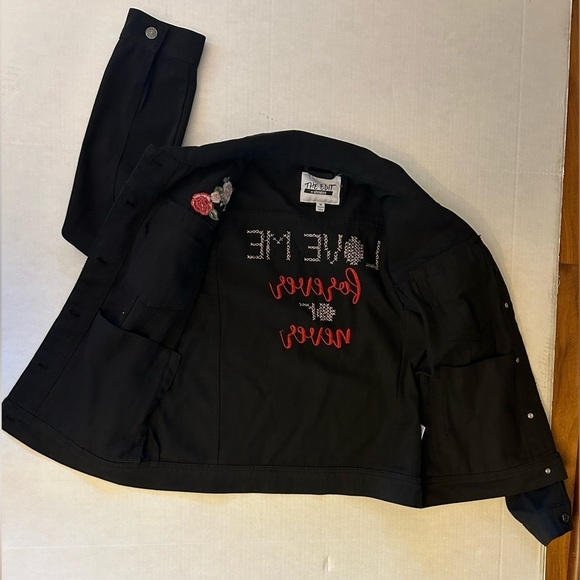 The Edit by Seventeen Love Me black jean jacket w/embroidered flowers Sz-M. W11 - Picture 9 of 14